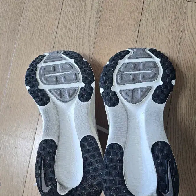[SOLD OUT] 나이키보메로18  240