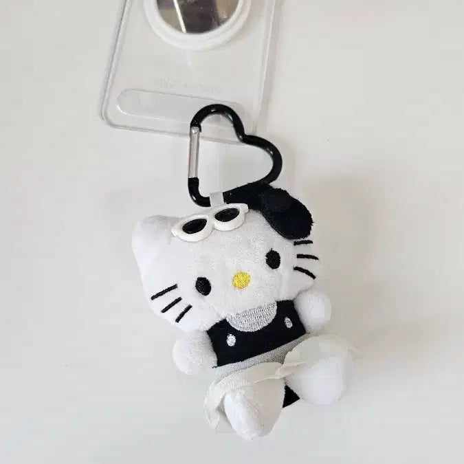 [BUNJANG] Sanrio Hello Kitty Heart Sunglasses Black Doll Keyring / (바로배송) 수입 산리오 하트선글 블랙 키티 인형 카라비너 키링 키홀더