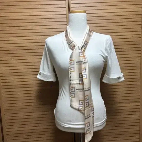 [BUNJANG] Imported Ivory Pattern Scarf Point T-shirt / (새상품) 패턴 스카프 아이보리 배색 포인트 티 수입의류