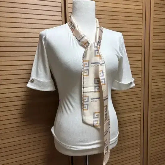 [BUNJANG] Imported Ivory Pattern Scarf Point T-shirt / (새상품) 패턴 스카프 아이보리 배색 포인트 티 수입의류