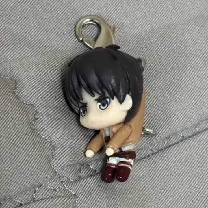 [BUNJANG] Attack on Titan Eren Yeager Dangler Figure / 진격의거인 에렌 대롱가챠 구제복ver 진격거