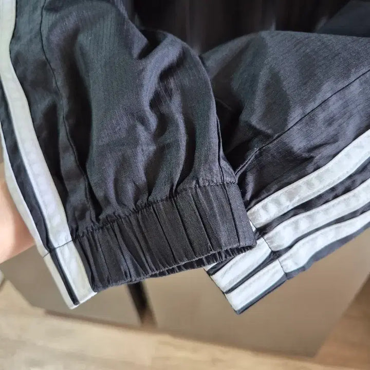 [BUNJANG] Adidas Three-Stripe Black Windbreaker Jacket / 아디다스 3선 후드 바람막이 블랙