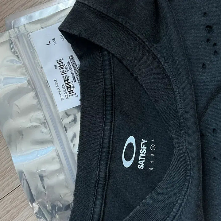 [SOLD OUT] (3)오클리x세티스파이 모스테크 티셔츠 에이지드블랙 satisfy