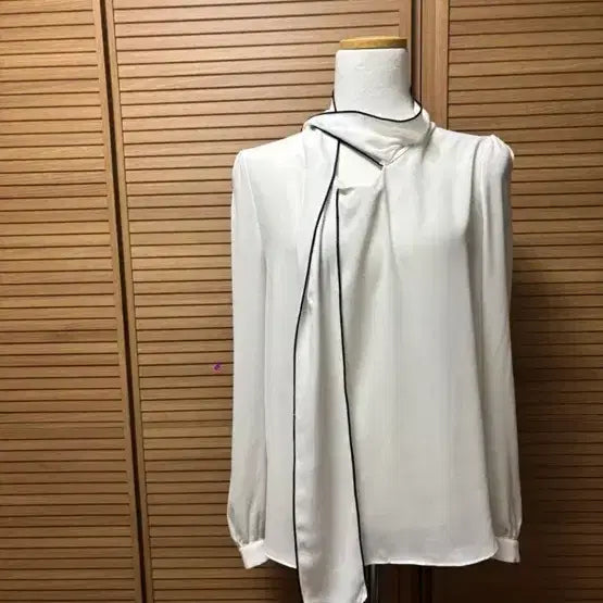 [BUNJANG] Imported White Blouse with Ribbon Tie / 리본 타이 수입 블라우스 수입의류