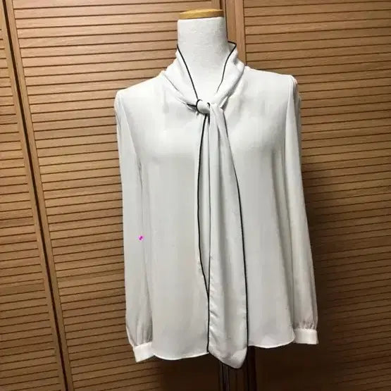 [BUNJANG] Imported White Blouse with Ribbon Tie / 리본 타이 수입 블라우스 수입의류