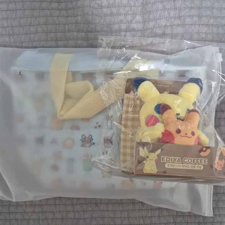 [BUNJANG] Pokemon Pikachu Plush Keyring and Cooler Bag / 포켓몬 이디야 피카츄 인형 키링 +보냉백