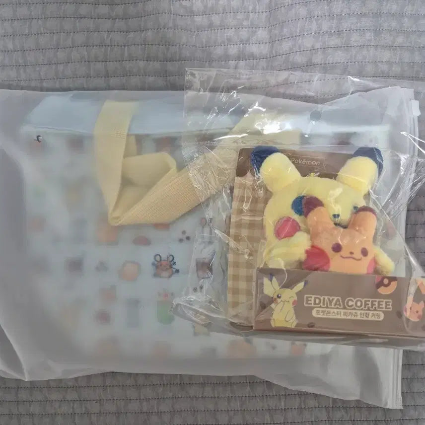 [BUNJANG] Pokemon Pikachu Plush Keyring and Cooler Bag / 포켓몬 이디야 피카츄 인형 키링 +보냉백
