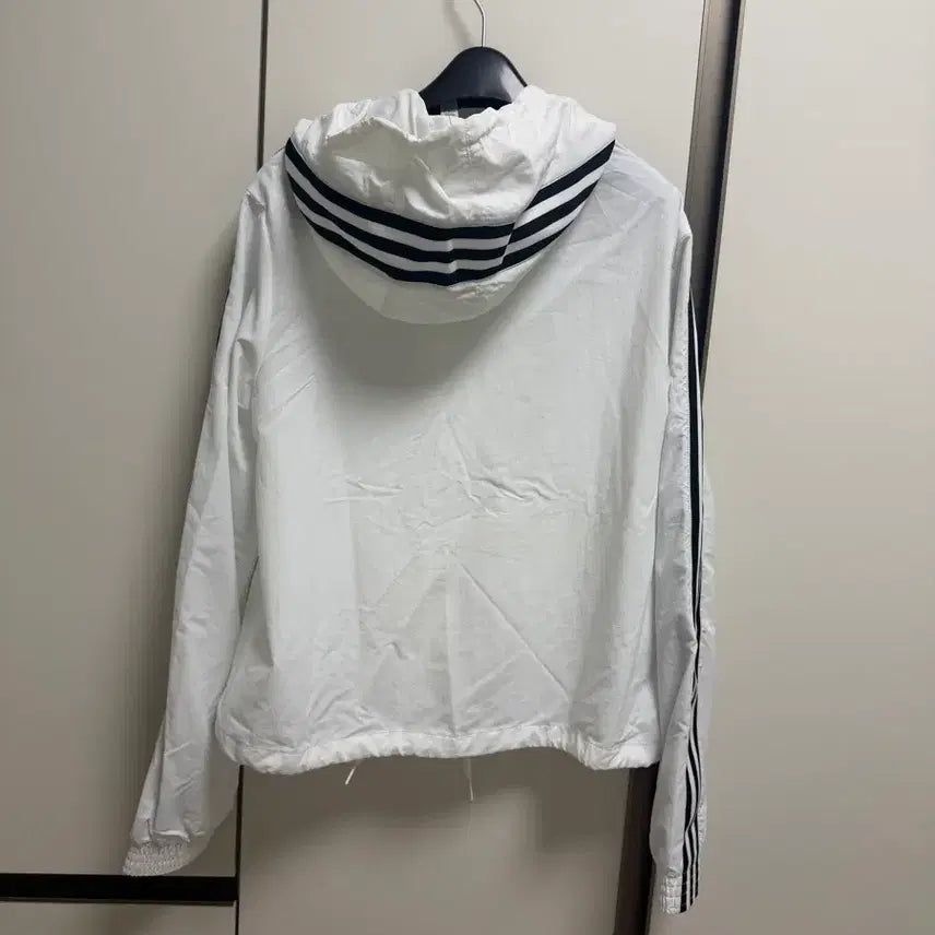 [SOLD OUT] [1번착용한새제품무방] 아디다스 정품 여성 윈드브레이커 S사이즈 핏이쁨