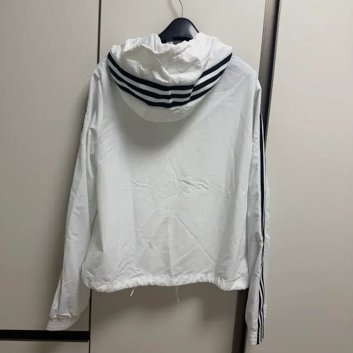 [SOLD OUT] [1번착용한새제품무방] 아디다스 정품 여성 윈드브레이커 S사이즈 핏이쁨