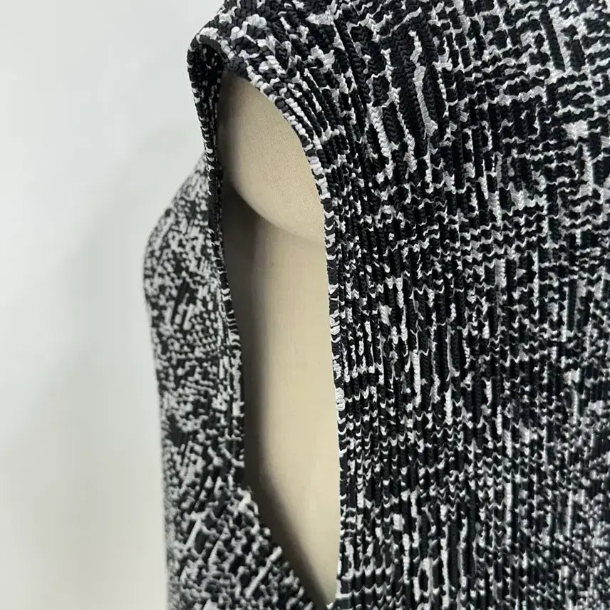 [BUNJANG] Speechio Turtleneck Pleated Vest / 스피치오 터틀넥 플리츠 조끼