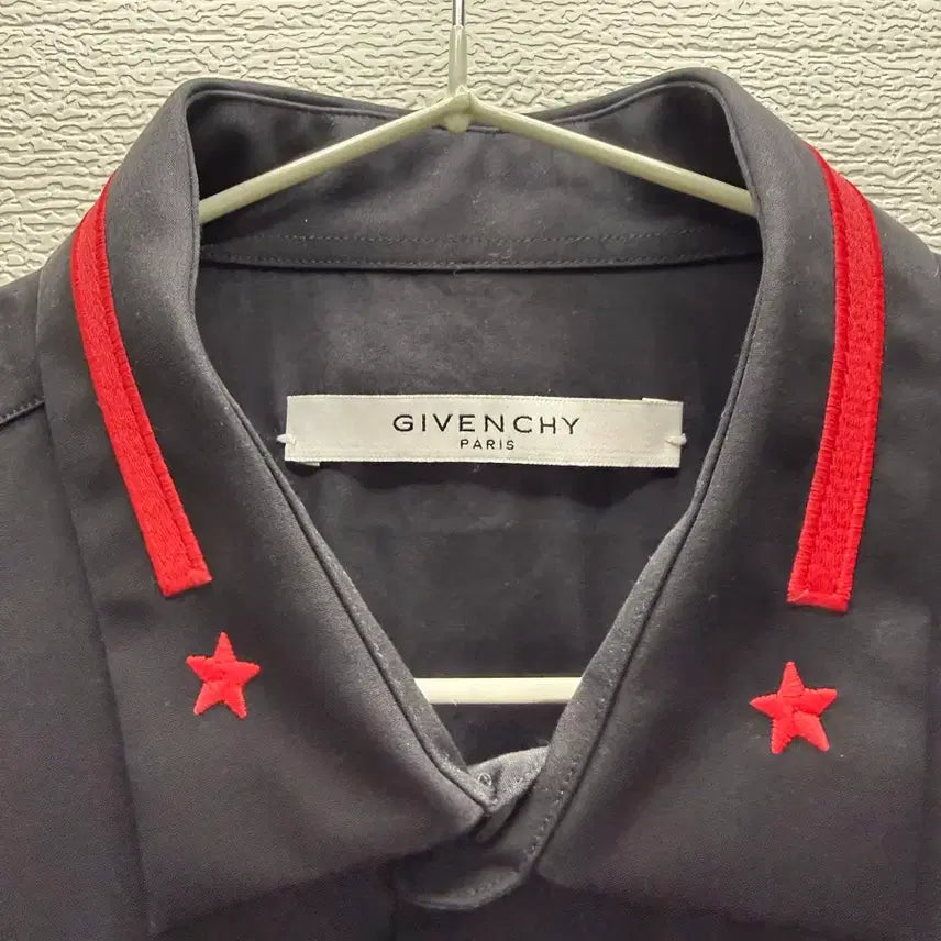 [SOLD OUT] 지방시 블랙 셔츠 레드 포인트