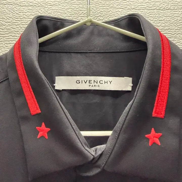 [SOLD OUT] 지방시 블랙 셔츠 레드 포인트