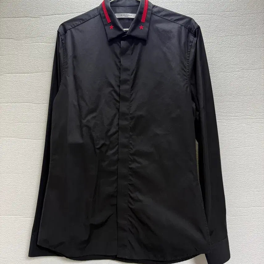 [SOLD OUT] 지방시 블랙 셔츠 레드 포인트