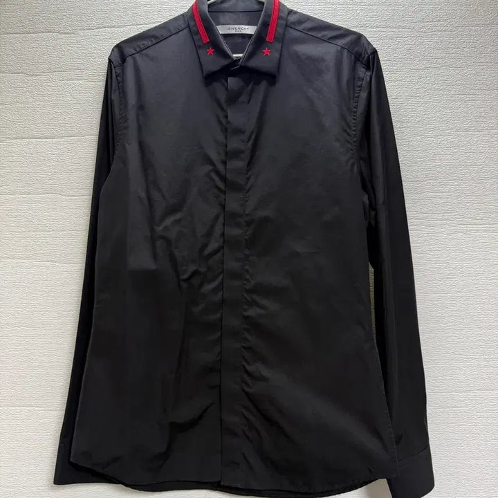 [SOLD OUT] 지방시 블랙 셔츠 레드 포인트