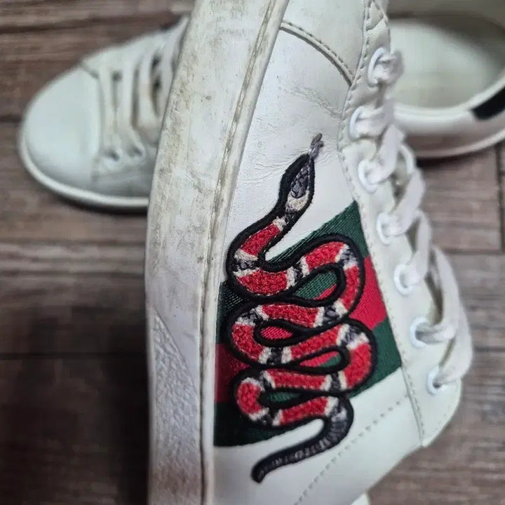 [BUNJANG] Gucci Snake Embroidered White Sneakers / 구찌 스네이크 자수 화이트 스니커즈250