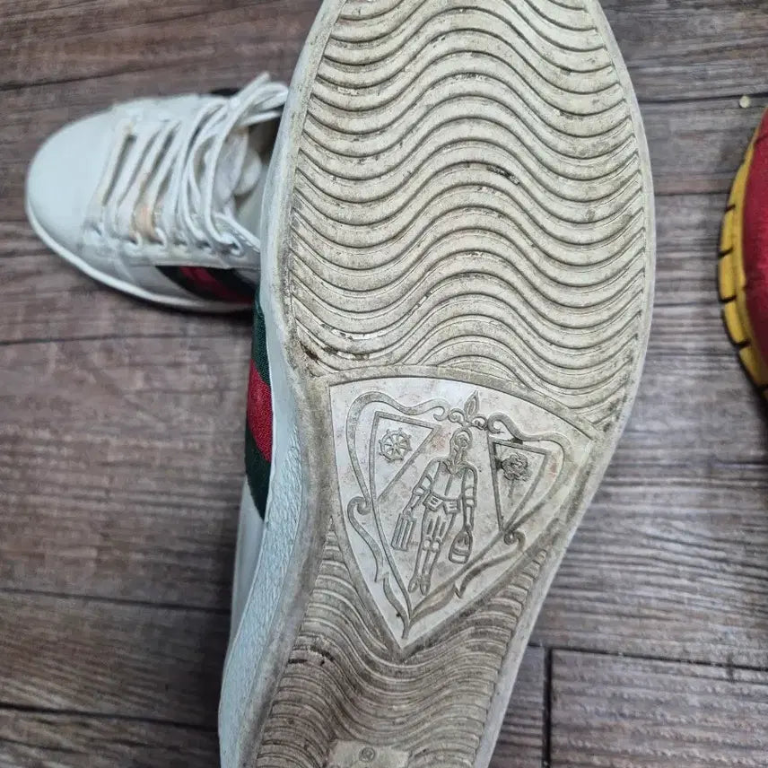 [BUNJANG] Gucci Snake Embroidered White Sneakers / 구찌 스네이크 자수 화이트 스니커즈250