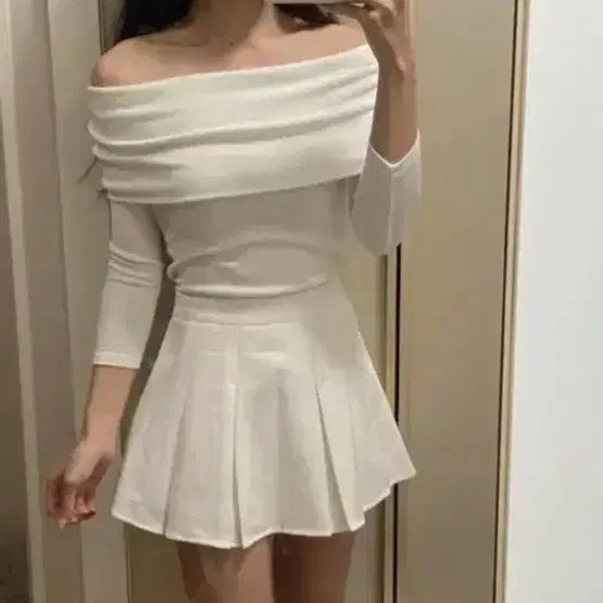 [BUNJANG] Off-Shoulder White Knit Top / 화이트 오프숄더 티 수입의류