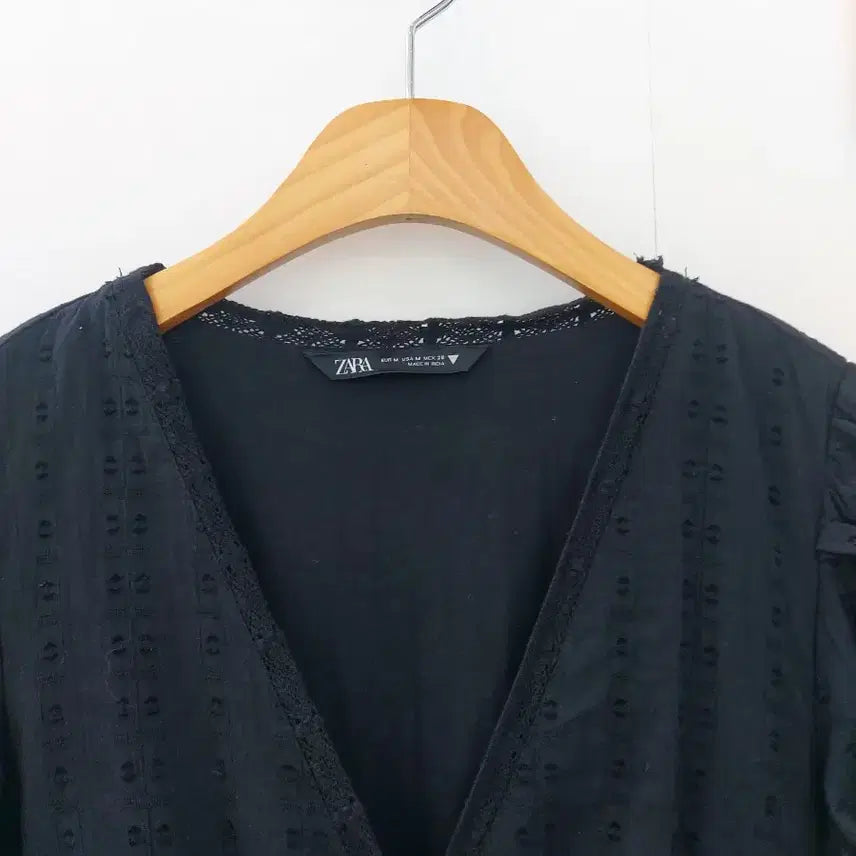 [BUNJANG] ZARA Black Punching Mini Dress / 자라 블랙 펀칭 퍼프소매 미니 원피스 55~66