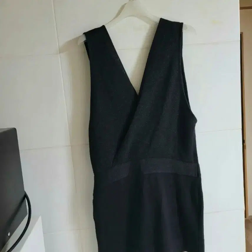 [SOLD OUT] 여성)V넥 슬리브리스 니트(S)