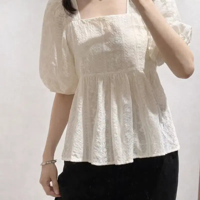 [BUNJANG] Puff Blouse Square Neck Punching Detail Top / 퍼프 블라우스 스퀘어넥 펀칭 블라