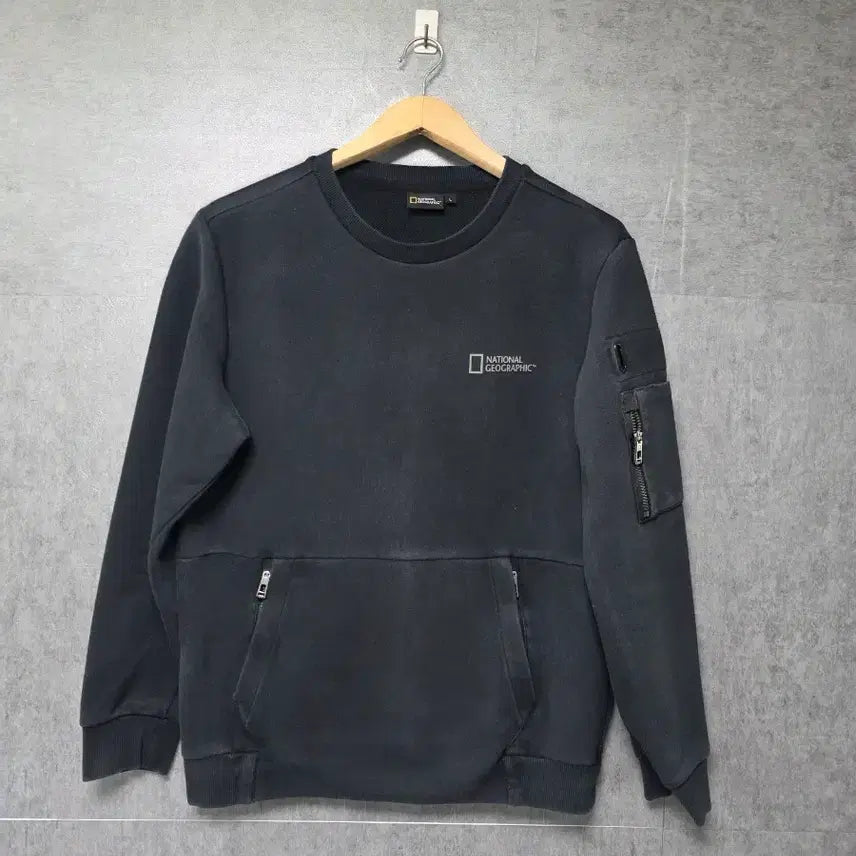 [BUNJANG] National Geographic Black Crewneck Sweatshirt (Size 100) / 내셔널지오그래픽 블랙 맨투맨 티셔츠  사이즈 100
