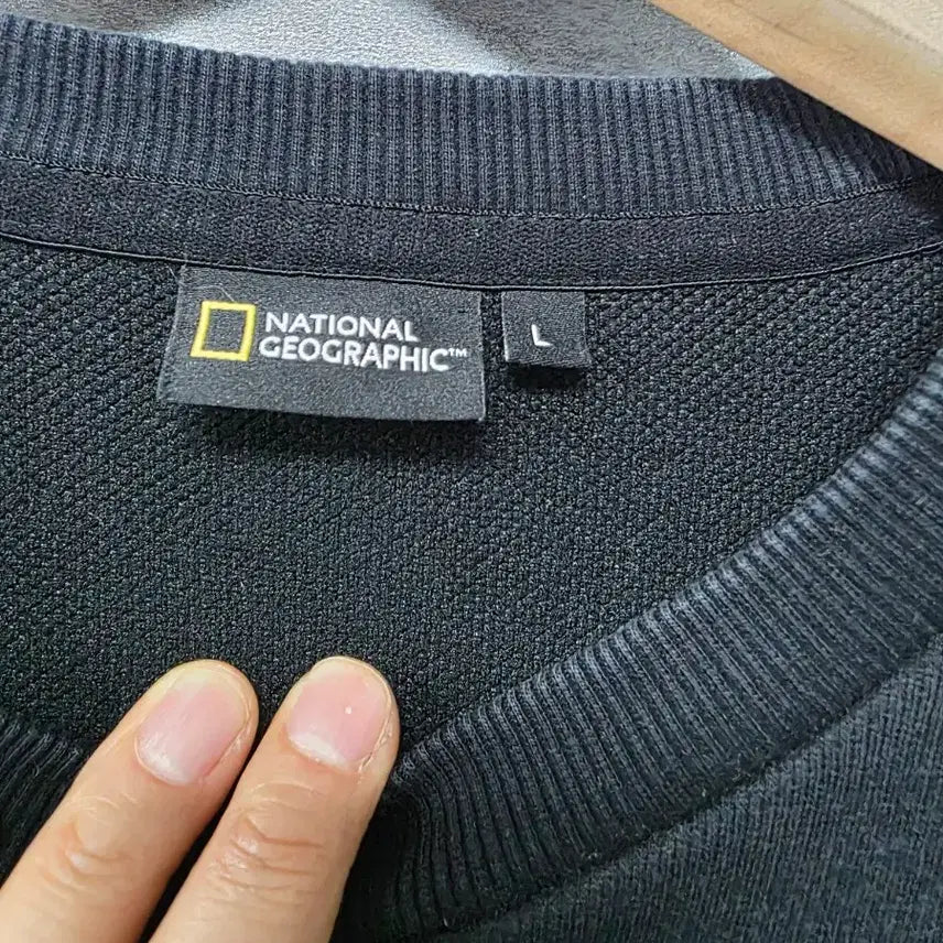 [BUNJANG] National Geographic Black Crewneck Sweatshirt (Size 100) / 내셔널지오그래픽 블랙 맨투맨 티셔츠  사이즈 100