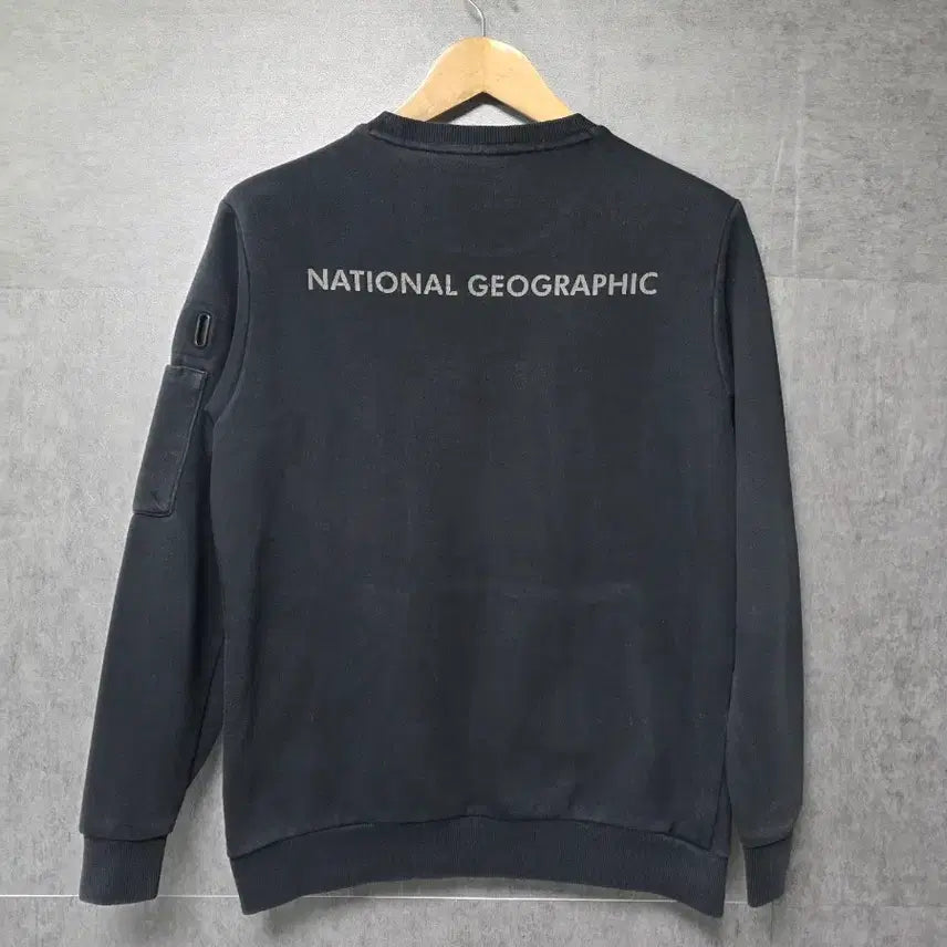 [BUNJANG] National Geographic Black Crewneck Sweatshirt (Size 100) / 내셔널지오그래픽 블랙 맨투맨 티셔츠  사이즈 100