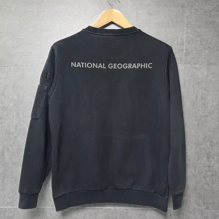[BUNJANG] National Geographic Black Crewneck Sweatshirt (Size 100) / 내셔널지오그래픽 블랙 맨투맨 티셔츠  사이즈 100