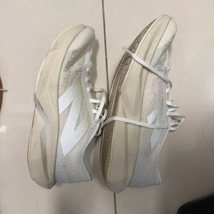 [BUNJANG] New Balance FuelCell Rebel v4 2E Wide Sneakers / 뉴발란스 퓨어셀 레벨 v4 2E 와이드 275