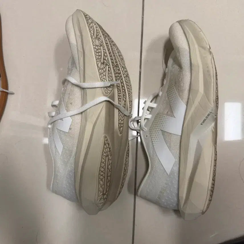 [BUNJANG] New Balance FuelCell Rebel v4 2E Wide Sneakers / 뉴발란스 퓨어셀 레벨 v4 2E 와이드 275
