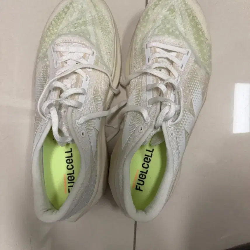 [BUNJANG] New Balance FuelCell Rebel v4 2E Wide Sneakers / 뉴발란스 퓨어셀 레벨 v4 2E 와이드 275