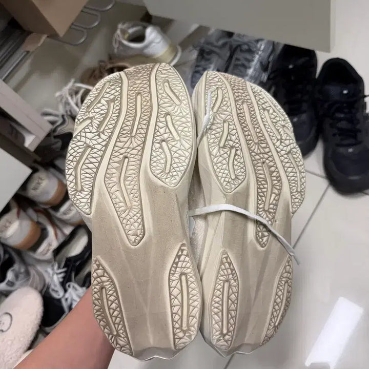 [BUNJANG] New Balance FuelCell Rebel v4 2E Wide Sneakers / 뉴발란스 퓨어셀 레벨 v4 2E 와이드 275