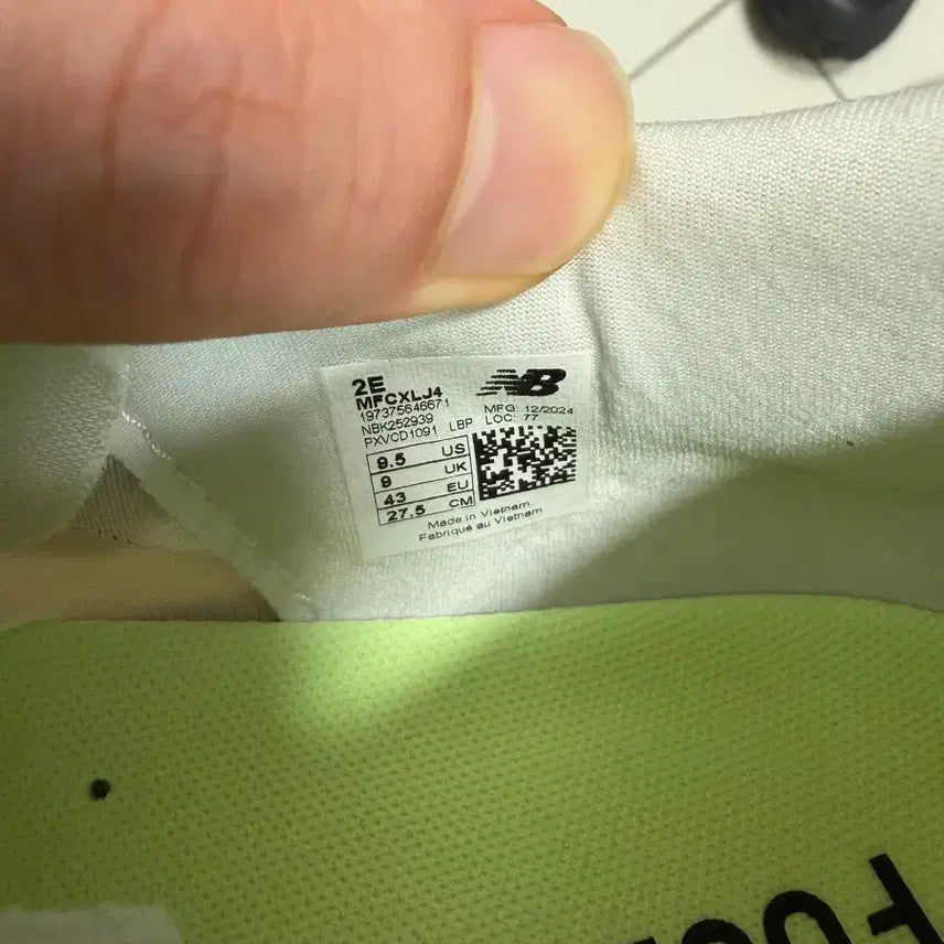 [BUNJANG] New Balance FuelCell Rebel v4 2E Wide Sneakers / 뉴발란스 퓨어셀 레벨 v4 2E 와이드 275