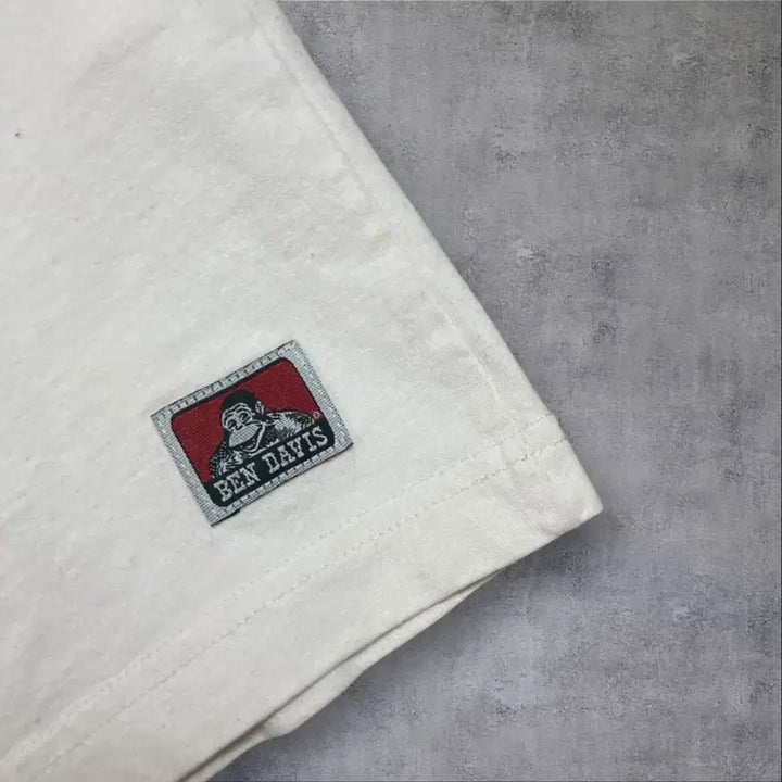 [SOLD OUT] 벤 데이비스 박스 센터 로고 화이트 반팔티