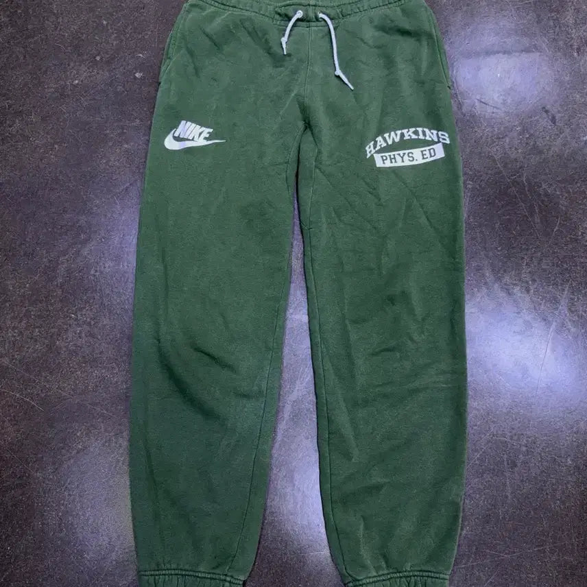 [BUNJANG] Nike x Stranger Things Hawkins High Green Sweatpants M / 나이키 x 기묘한 이야기 호킨스고 그린 스웻팬츠 M