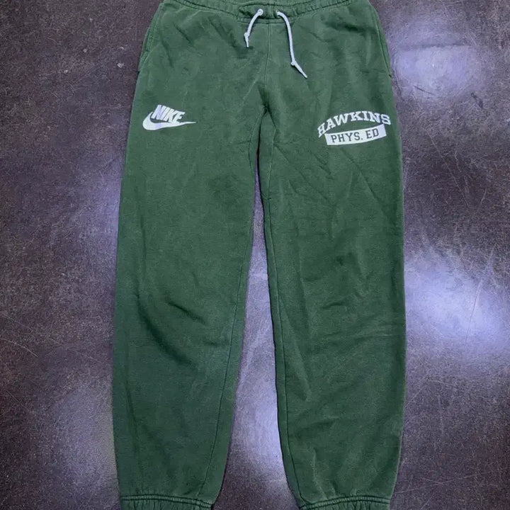 [BUNJANG] Nike x Stranger Things Hawkins High Green Sweatpants M / 나이키 x 기묘한 이야기 호킨스고 그린 스웻팬츠 M
