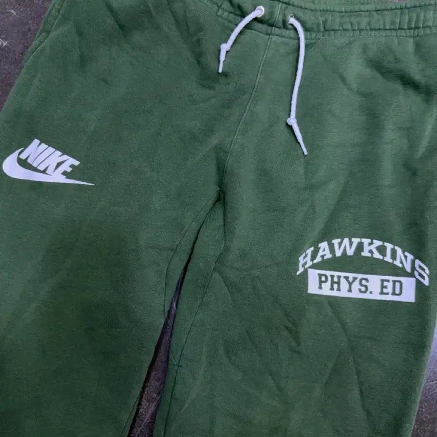[BUNJANG] Nike x Stranger Things Hawkins High Green Sweatpants M / 나이키 x 기묘한 이야기 호킨스고 그린 스웻팬츠 M