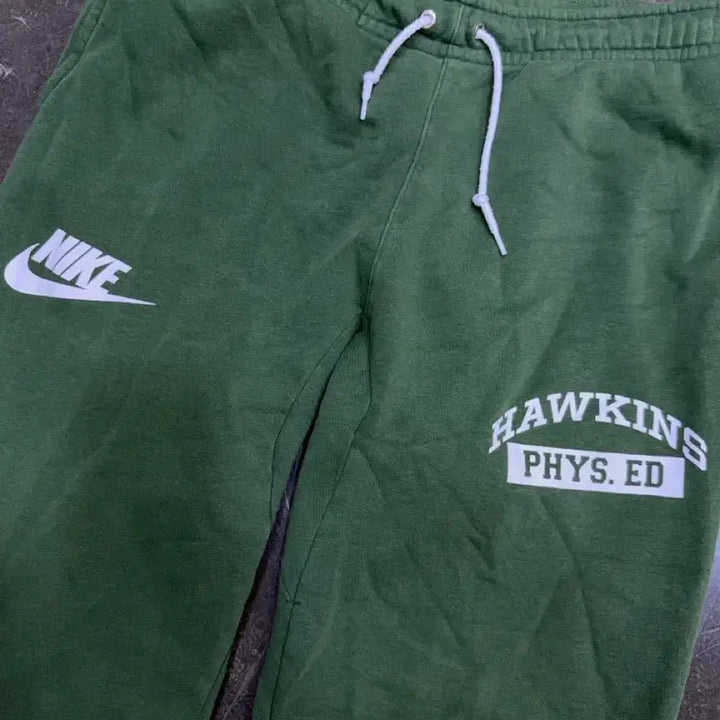 [BUNJANG] Nike x Stranger Things Hawkins High Green Sweatpants M / 나이키 x 기묘한 이야기 호킨스고 그린 스웻팬츠 M