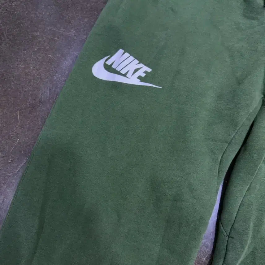 [BUNJANG] Nike x Stranger Things Hawkins High Green Sweatpants M / 나이키 x 기묘한 이야기 호킨스고 그린 스웻팬츠 M