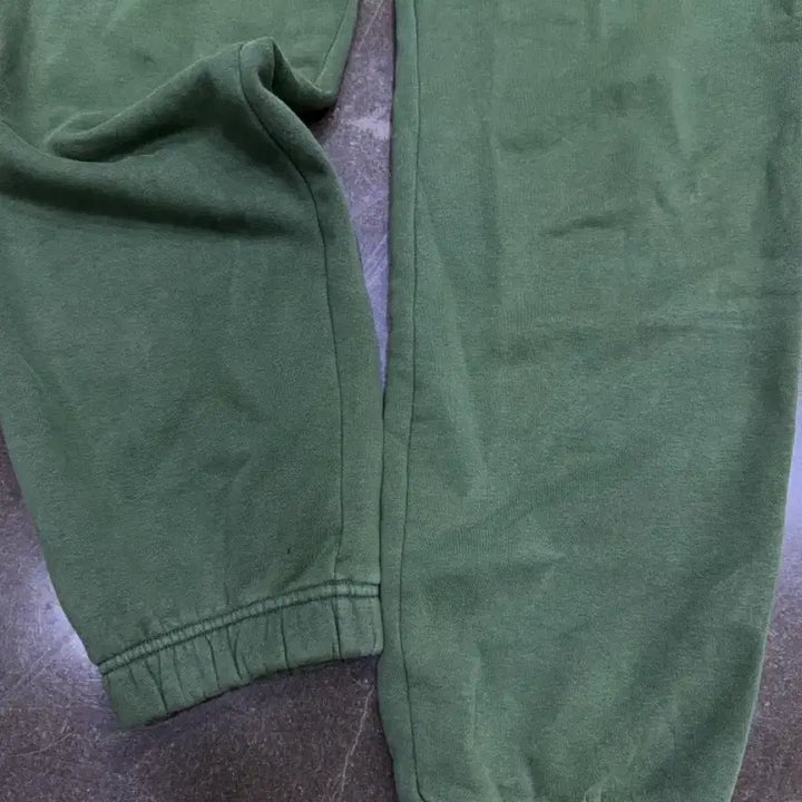 [BUNJANG] Nike x Stranger Things Hawkins High Green Sweatpants M / 나이키 x 기묘한 이야기 호킨스고 그린 스웻팬츠 M