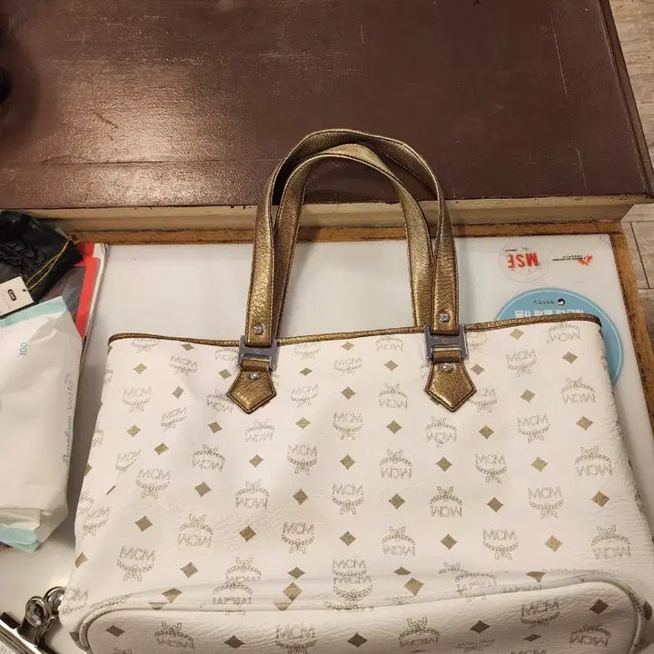[SOLD OUT] MCM 화이트 로고 토트백 + 파우치