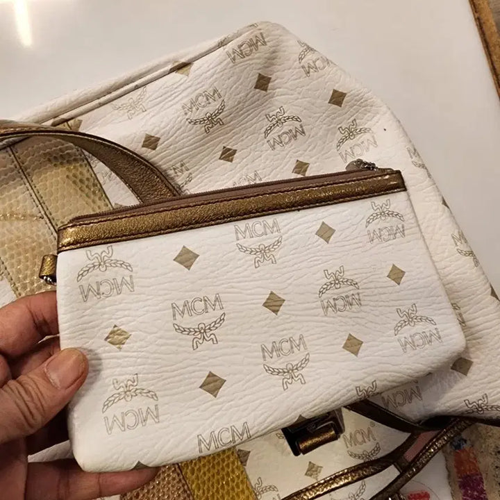 [SOLD OUT] MCM 화이트 로고 토트백 + 파우치