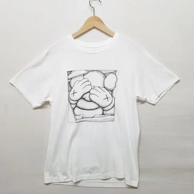 [BUNJANG] Uniqlo Kaws Round T-Shirt / 유니클로 Kaws 라운드 티셔츠