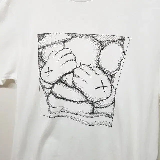 [BUNJANG] Uniqlo Kaws Round T-Shirt / 유니클로 Kaws 라운드 티셔츠