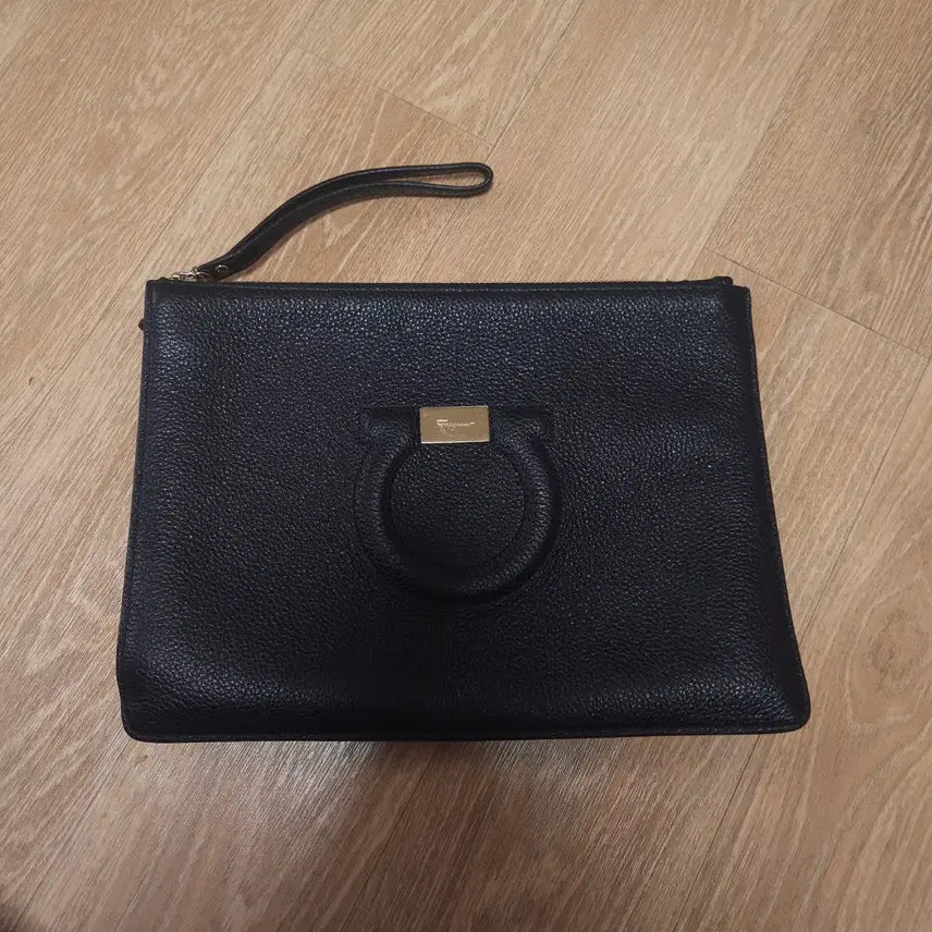 [SOLD OUT] 페라가모 블랙 레더 클러치 백
