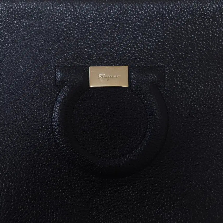 [SOLD OUT] 페라가모 블랙 레더 클러치 백