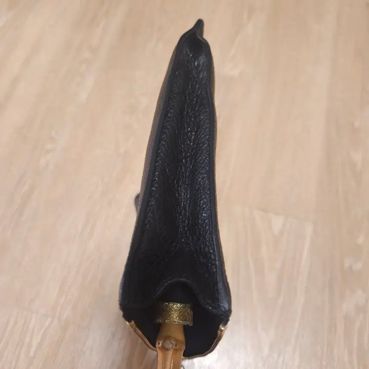 [SOLD OUT] 페라가모 블랙 레더 클러치 백