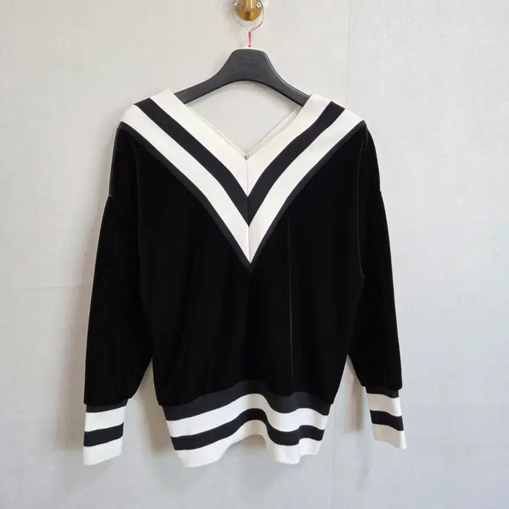 [BUNJANG] F JJ1082 Black Velvet V-Neck T-Shirt / 여성 블랙 벨벳 V넥 티셔츠 F JJ1082