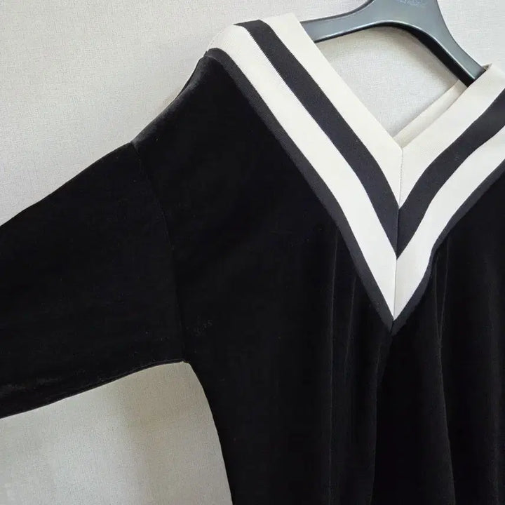 [BUNJANG] F JJ1082 Black Velvet V-Neck T-Shirt / 여성 블랙 벨벳 V넥 티셔츠 F JJ1082