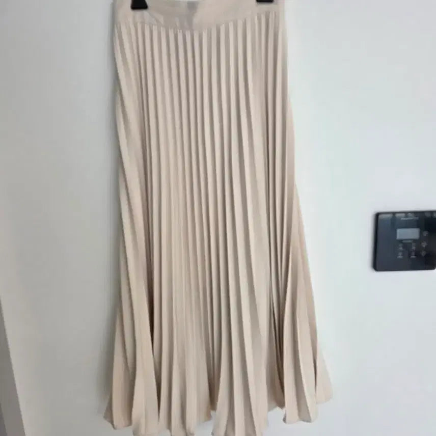[SOLD OUT] 베이지 뒷밴딩 플리츠 롱스커트
